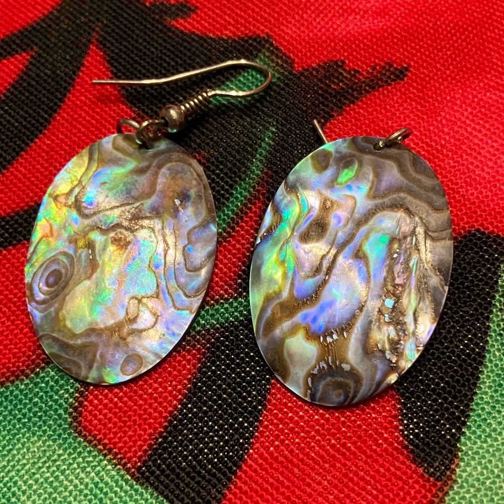Five pairs of pierced earrings in a variety of styles - Picture 11 of 12